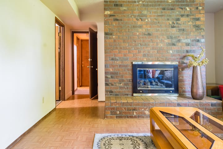 ห้องสำหรับครอบครัวชั้นล่างพร้อมเตาผิงแก๊สที่ 2