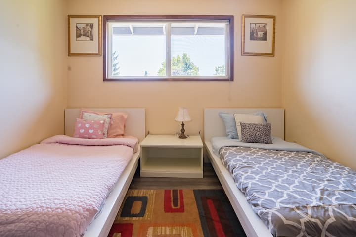 ห้องแฝดพร้อมเตียงแฝดสำหรับเด็ก 2 คน