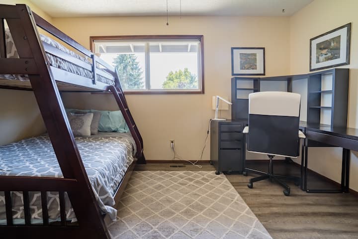 ห้องนอน 2: เตียงสองชั้นเต็มรูปแบบและโต๊ะบริหาร  