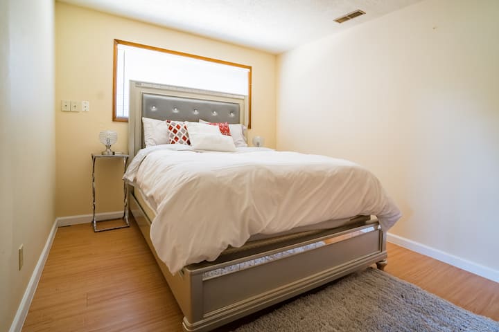 ห้องนอน 4 มีเตียงควีนไซส์อยู่ชั้นล่าง