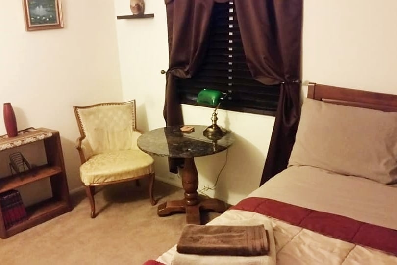 La habitación es pequeña pero muy acogedora según la mayoría de los huéspedes que se alojaron aquí, y también nuestra opinión personal. 