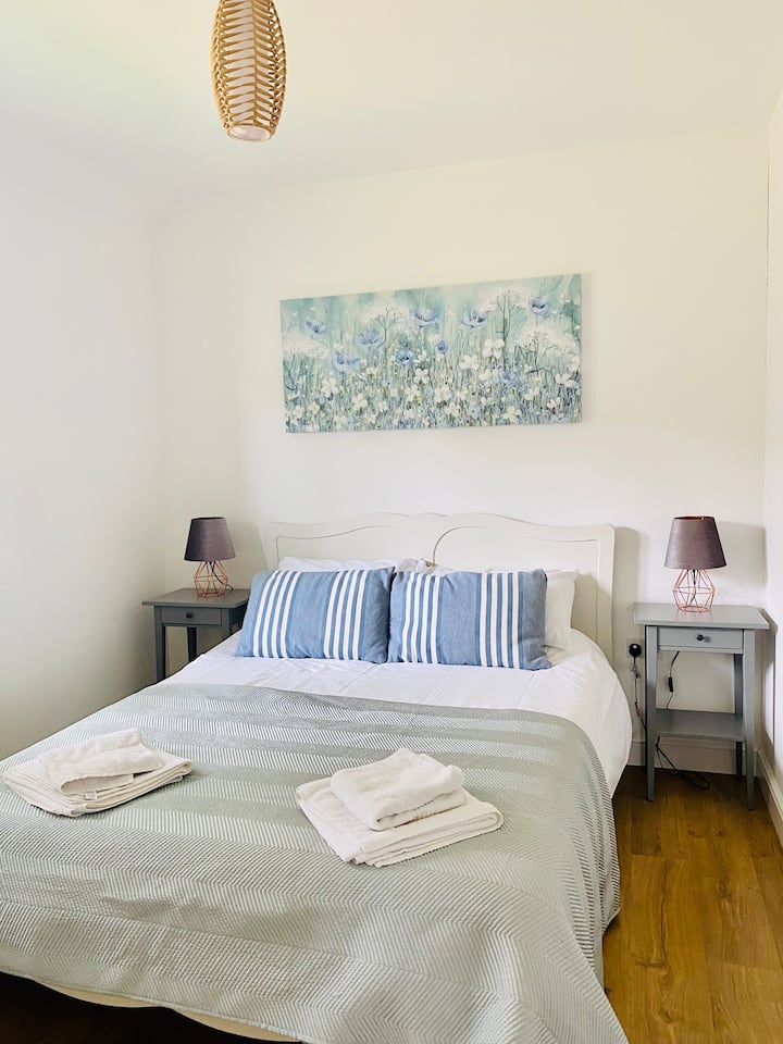 Glavna spavaća soba s bračnim krevetom i vlastitom tuš-kabinom.