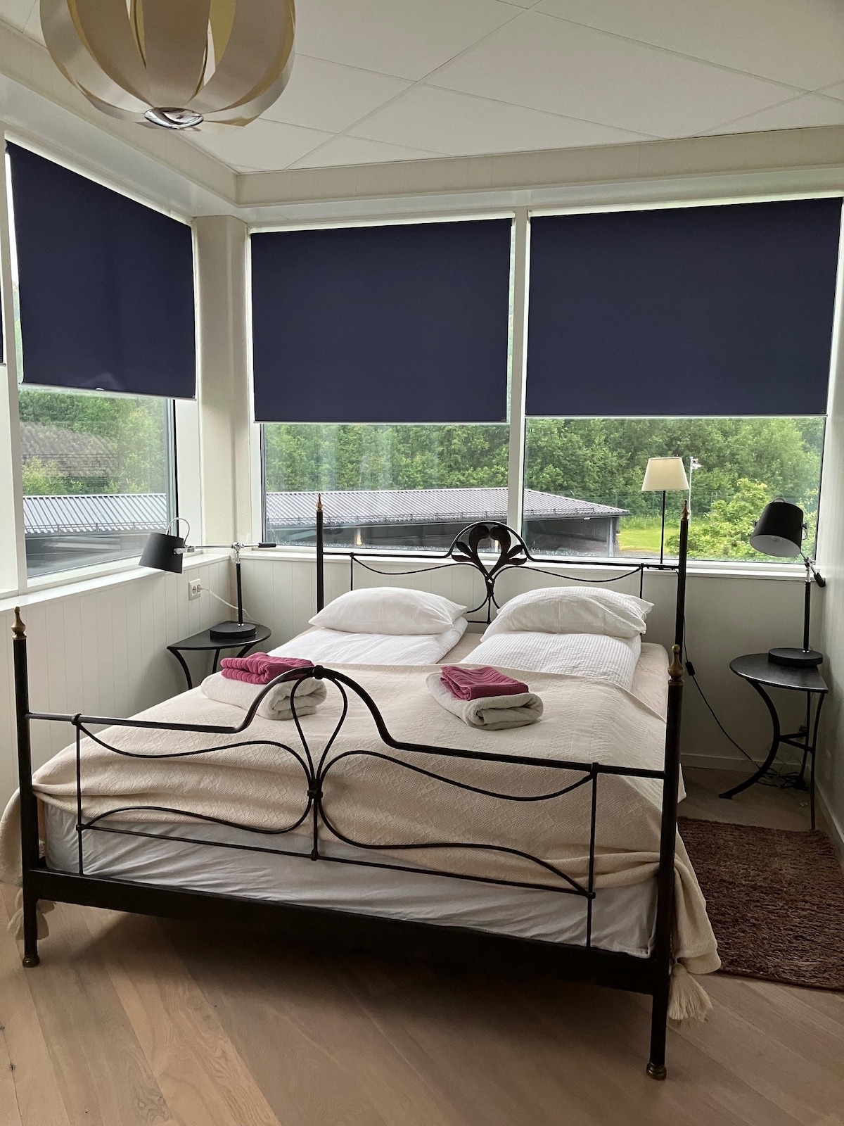 宽敞的双人卧室