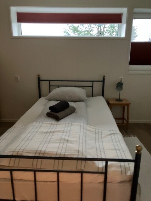 两间相似的卧室之一