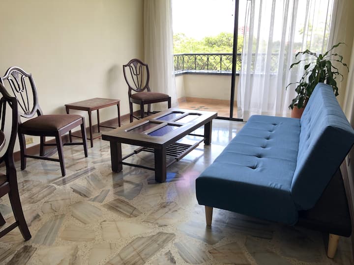 סלון עם ספה נפתחת, מרפסת