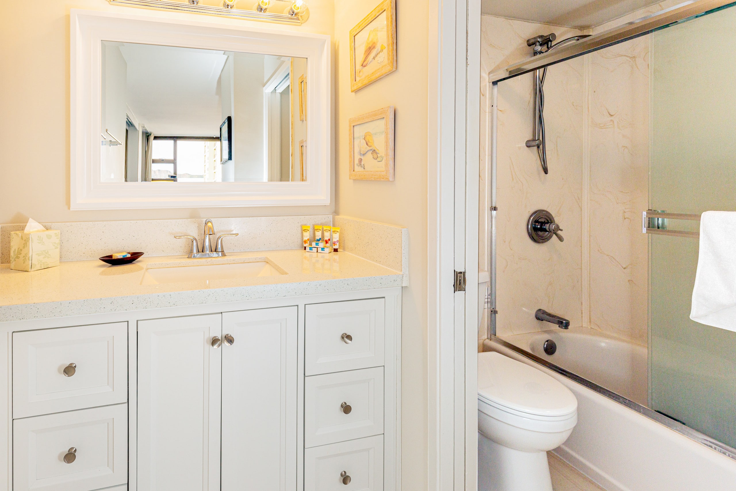 Condo in Honolulu · ★4.78 · 1 bedroom · 3 beds · 1 private bath - Image 11