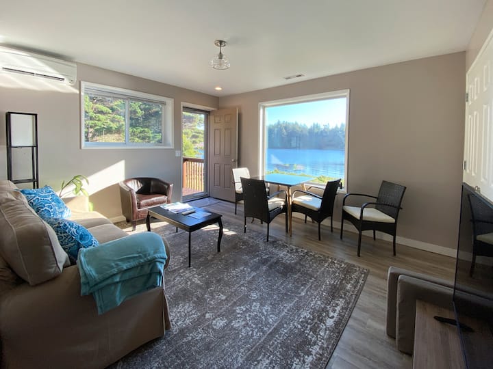 Floras Lake Getaway - Charming Apartment With View - Cape Blanco State Park, Port Orford