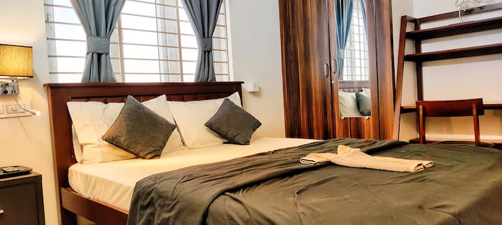 Spálňa 2 - veľká manželská posteľ so študijným stolom a stoličkou. Izba má balkón.