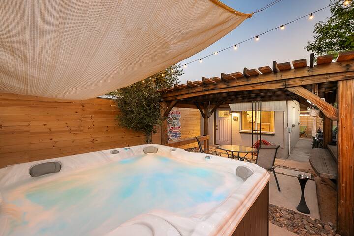 Old Town Scottsdale Condo & Private HOT TUB