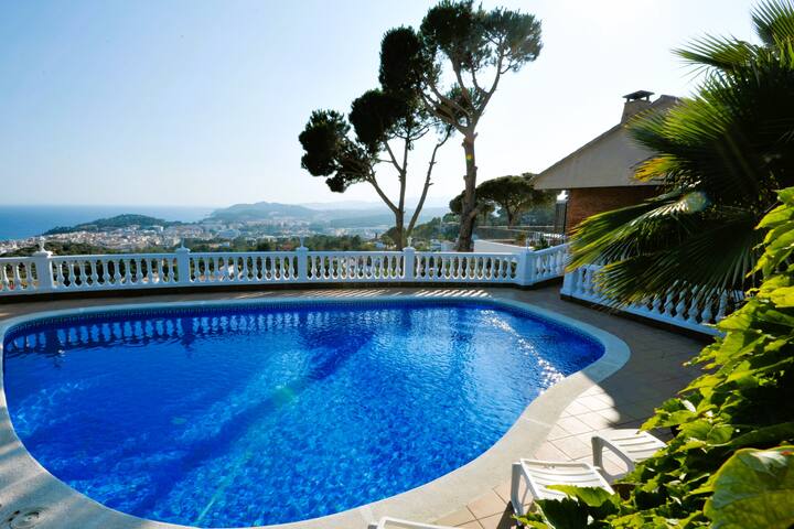 Villa Fluvia: 1200m city, swimming pool, sea view gallery image 2