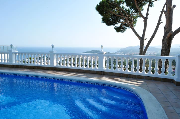 Villa Fluvia: 1200m city, swimming pool, sea view