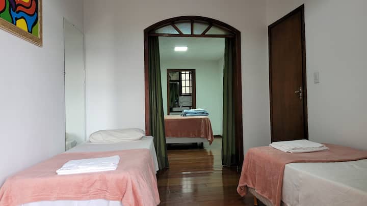 Dos camas individuales unidas al dormitorio doble, con aire acondicionado (calefacción y refrigeración) y acceso al (balcón) o al porche delantero.