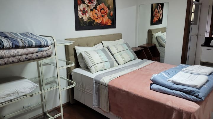 Villa con habitación doble con dos camas más. Aire acondicionado frío y calor.