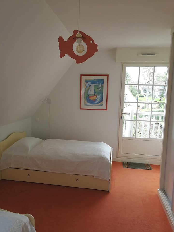 غرفة نوم 2 - سريران مفردان/خزانة
