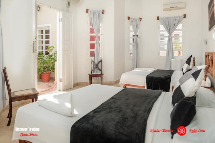 Dormitorio #3 en el nivel superior junto a la terraza con  2 camas dobles y una cama individual, baño privado y dispositivo de aire acondicionado,  sombrilla y secador de pelo. 