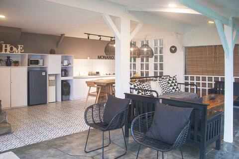 Villa Memory - Modern white open kitchen