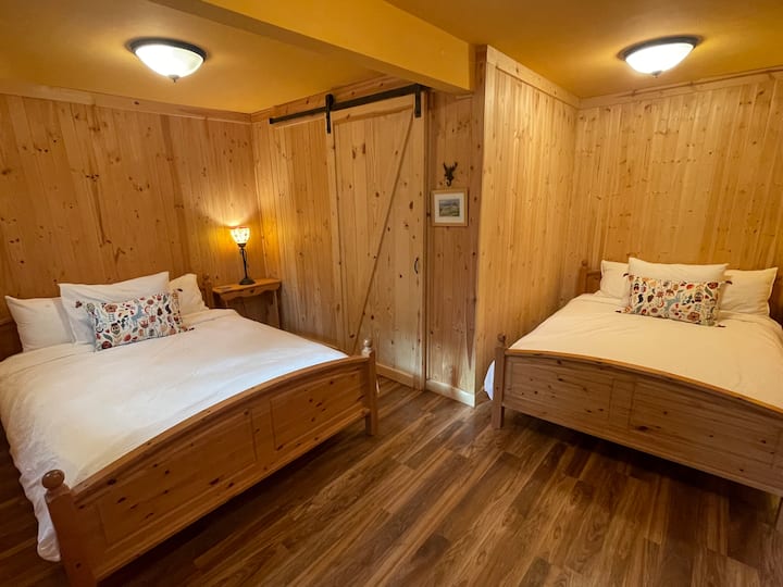 Spodná spálňa s manželskou posteľou a manželskou posteľou. 