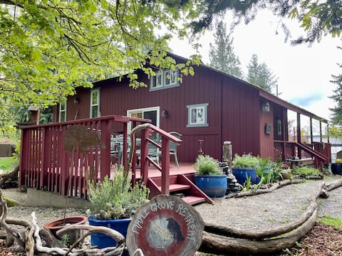 Herron Island Maple Grove Retreat-Dog Friendly