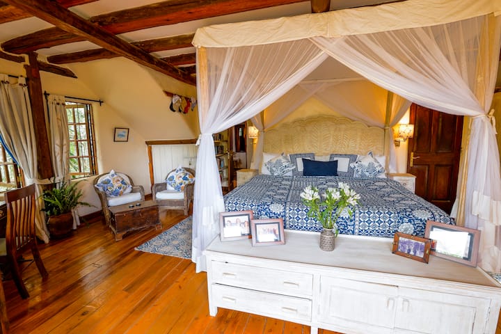 Large king bed in ensuite fourth bedroom