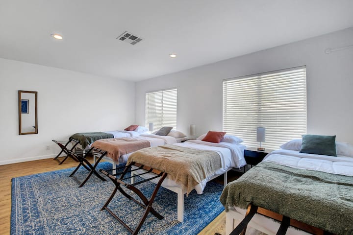 חדר שינה מס '5 עם 4 מיטות זוגיות, שולחן כתיבה וטלוויזיה 50אינץ '. החדר הזה גדול מדי וניתן להגדיר אותו מחדש למשרד.