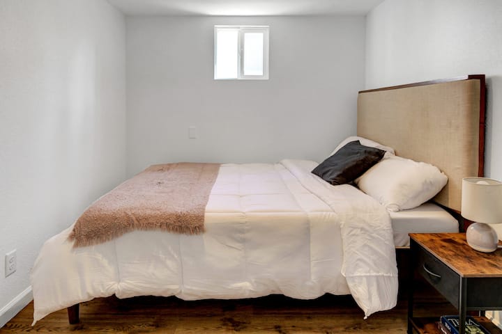 חדר שינה מס '6 למטה עם מיטת קווין סייז