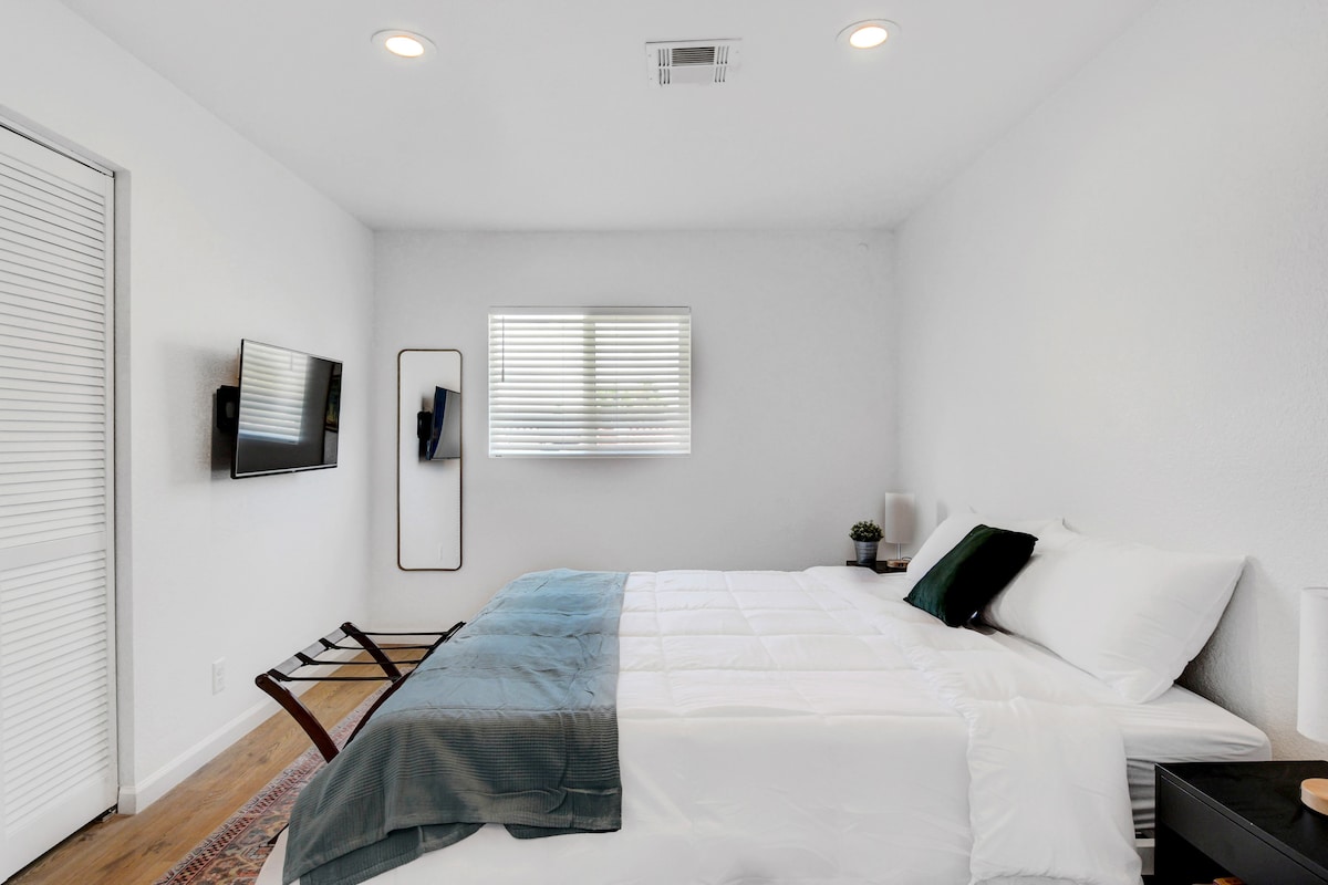 Chumba #1 cha kulala kilicho na kitanda aina ya king na televisheni ya "50"