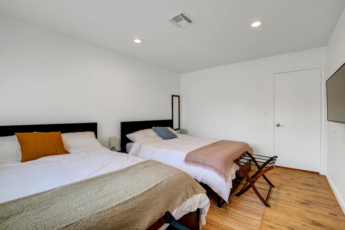 Chumba cha kulala #4 chenye vitanda 2 vya Queen na televisheni ya "50"