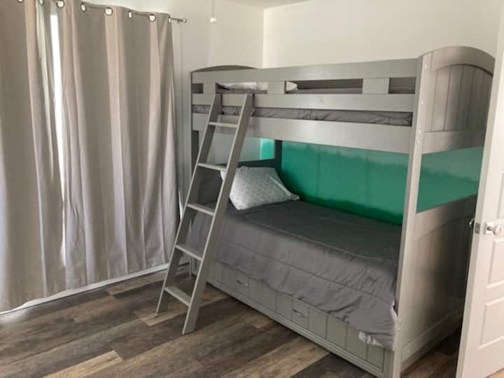 Poschodové postele s rozkladacím dvojlôžkom. 3 lôžka