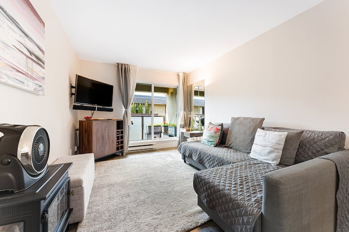 The House Of Blond Penthouse Level Suite In Lolo. - North Vancouver