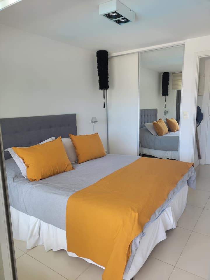 Dormitorio principal con cama tamaño queen y amplio plato §§ Dormitorio principal con cama tamaño queen y armario grande