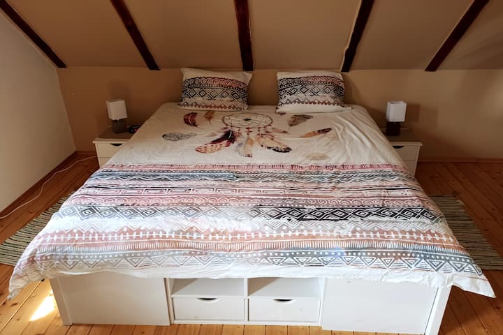 Dhomë gjumi 3 në katin e parë/Dhomë gjumi 2 në katin e parë (lart) /Dhomë gjumi 2 në katin e dytë