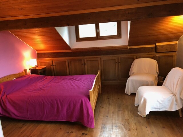 ห้องสีชมพู (ใหญ่มาก 1 เตียง 2 ที่พัก 1 เตียง 1 เตียงที่เดียวกาต้มน้ำชากาแฟ