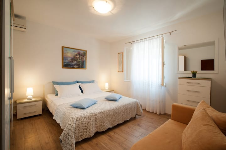 ห้องนอน 2 พร้อมเตียงคิงไซส์สมาร์ททีวี 55 "