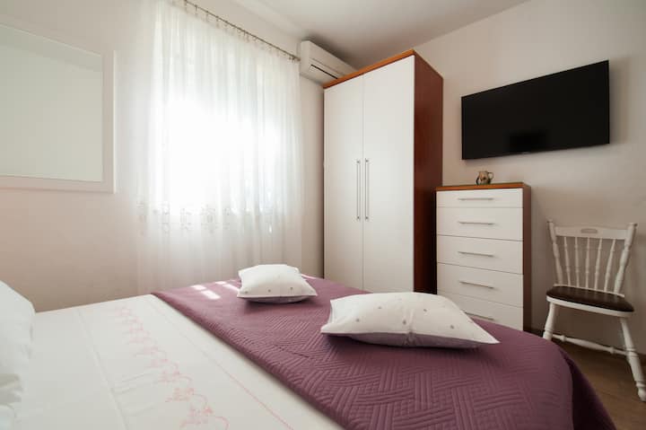 1 ห้องนอนพร้อมเตียงควีนไซส์สมาร์ททีวีขนาด 43 "