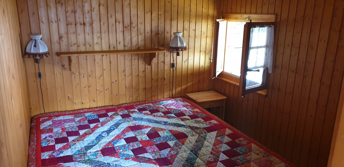 Საძინებელი ორადგილიანი საწოლით ან 2 ცალკეული საწოლით