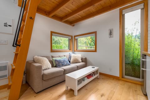 Cozy Hilltop Loft in a mountain biker's paradise