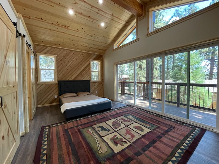 Dormitorio principal de la planta baja con terraza privada.