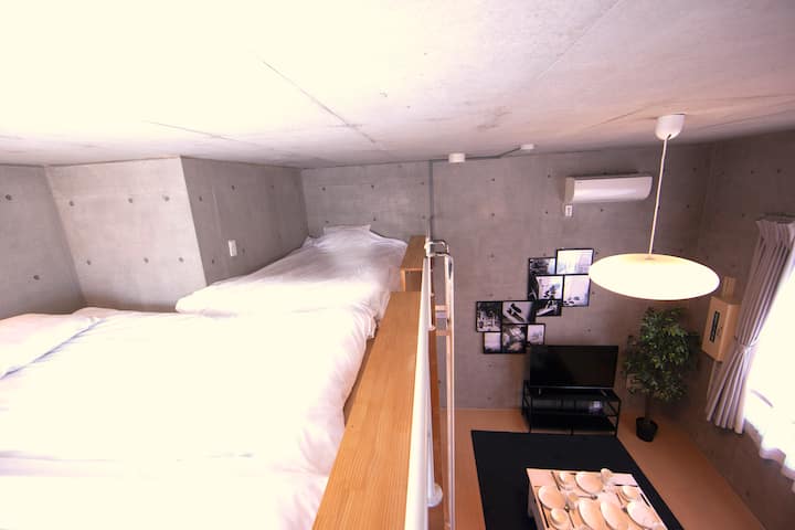 U loftu se nalaze 3 futona za jednu osobu.Osim spavanja, može se koristiti i kao spremište za mnogo suvenira.