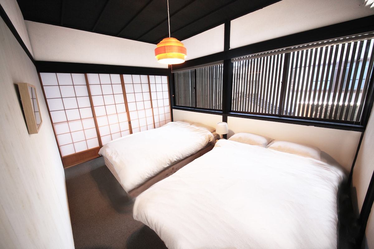 ＜２F 客室C＞

セミダブルベッド（２）
最大４名収容

<2F Room C>

2 semi-double bed
*Accommodates up to 4 people