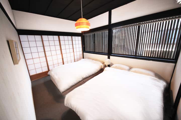 ＜２F 客室C＞

セミダブルベッド（２）
最大４名収容

<2F Room C>

2 semi-double bed
*Accommodates up to 4 people
