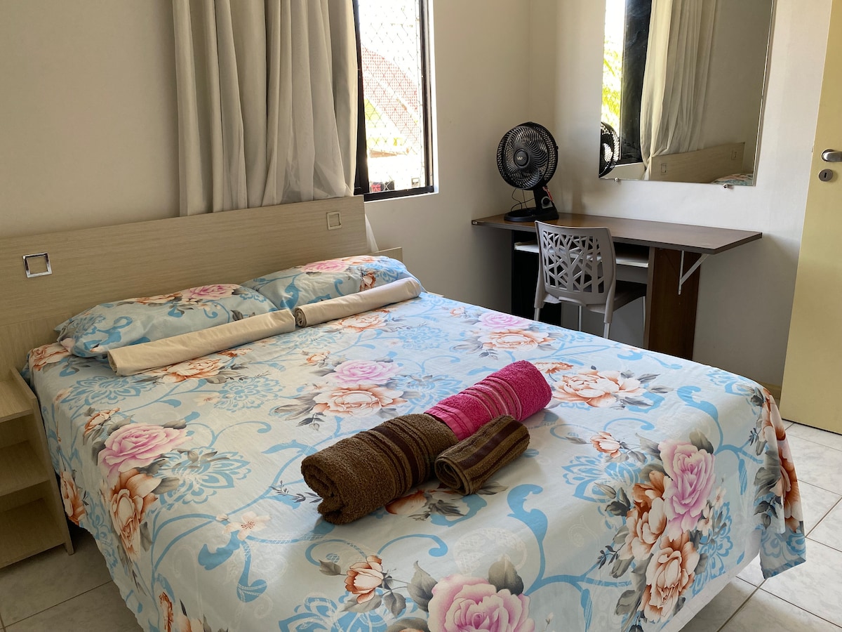 ห้องนอนที่ 1:
มีเครื่องปรับอากาศพัดลมแบบพกพาห้องสวีทโต๊ะทำงานและ/หรือห้องเรียนที่มีแสงธรรมชาติปลั๊กไฟ 
หน้าต่างพร้อมตาข่ายนิรภัยม่านทึบแสงผ้าปูที่นอนและผ้าเช็ดตัว
