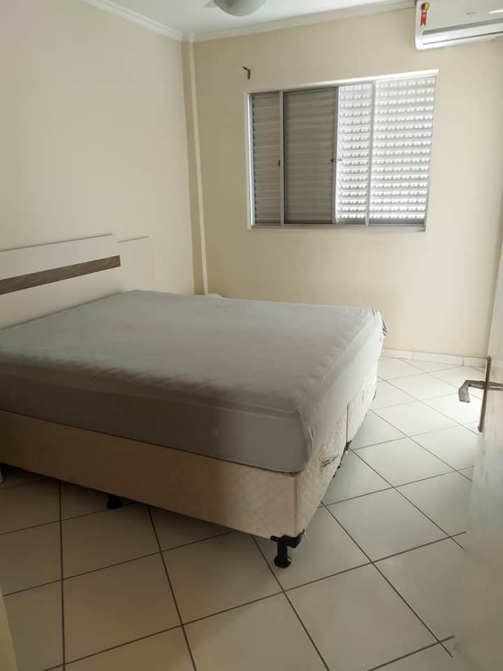 Suite 1: con cama doble, baño ,  aire acondicionado y ventilador de techo. Puede poner una cuna portátil o al menos 1 bola individual.
