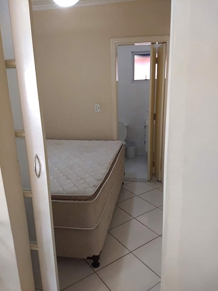 Suite 3: con cama matrimonial y baño . Es más pequeño y tiene un ventilador de techo silenciosamente acogedor. Hay un armario en la parte superior