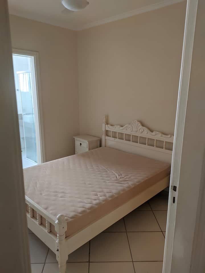 Suite 2 - Con cama matrimonial y baño , ventilador de techo y armario empotrado. Ajusta un cuna portátil o 1 colchón individual