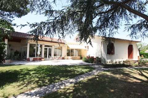 Villa + pool + wooded park 15 minutes from Toulouse