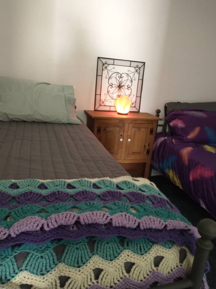 เตียงแฝด 2 เตียงในห้องนอน