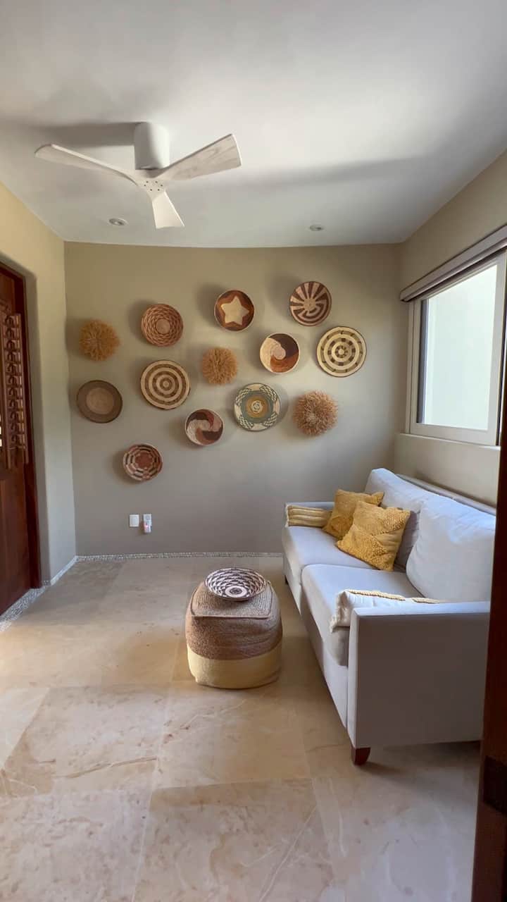 غرفة النوم الثانية. أريكة جلدية أمريكية