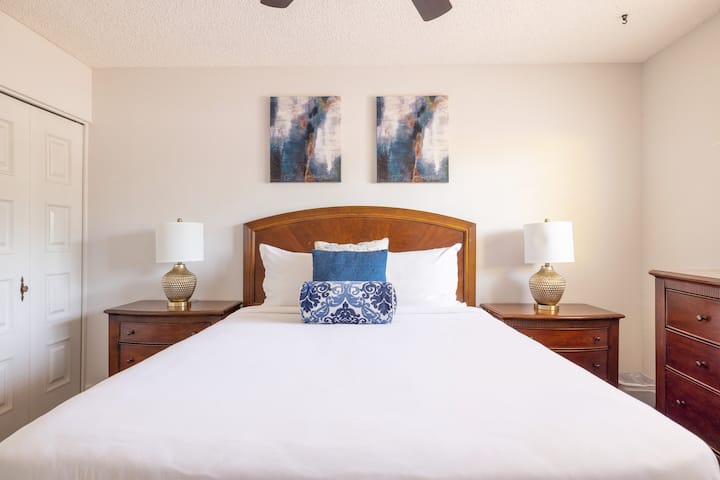 Chumba cha pili cha kulala kilicho na kitanda cha ukubwa wa malkia.