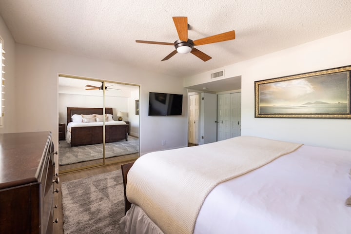 Chumba kikubwa cha kulala kilicho na kitanda aina ya King.