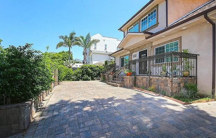 Great house in Los Feliz Village, Hollywood, CA!